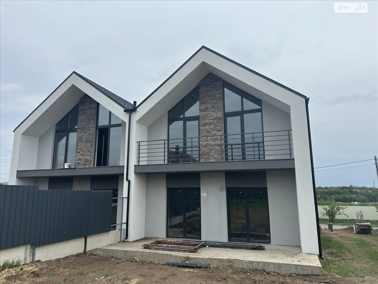 Продается дом на 2 этажа 140 кв. м с камином, цена: 110000 $ - фото 1