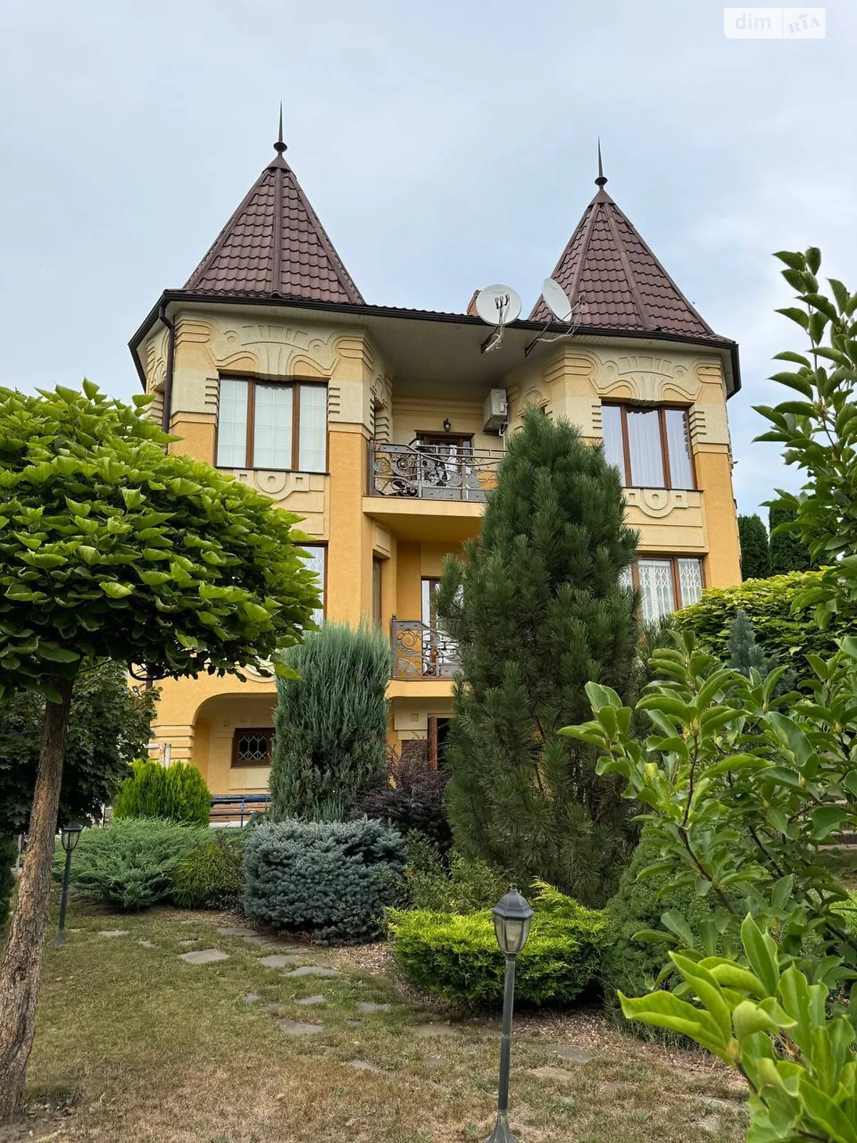 Сдается в аренду дом на 2 этажа 316 кв. м с садом, цена: 1800 € - фото 1