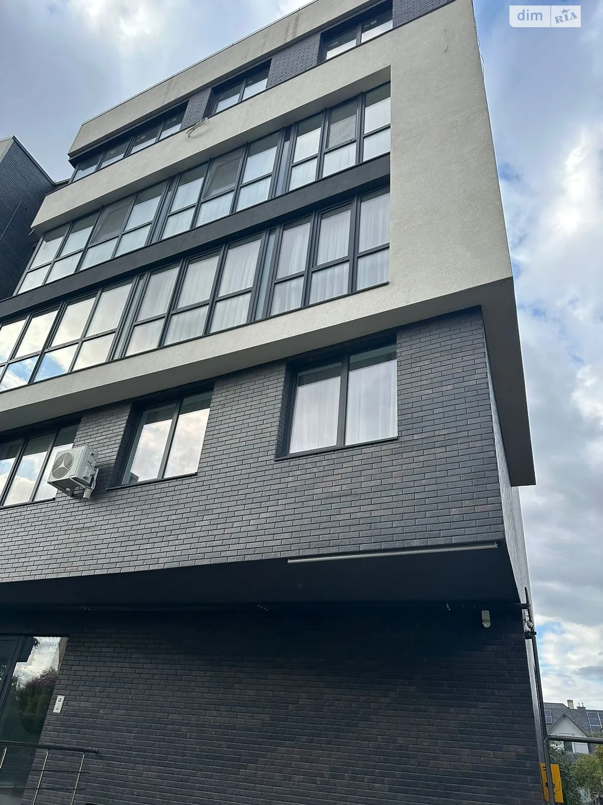 Продается 3-комнатная квартира 97 кв. м в Черновцах, ул. Кобринской Натальи, 7А - фото 1