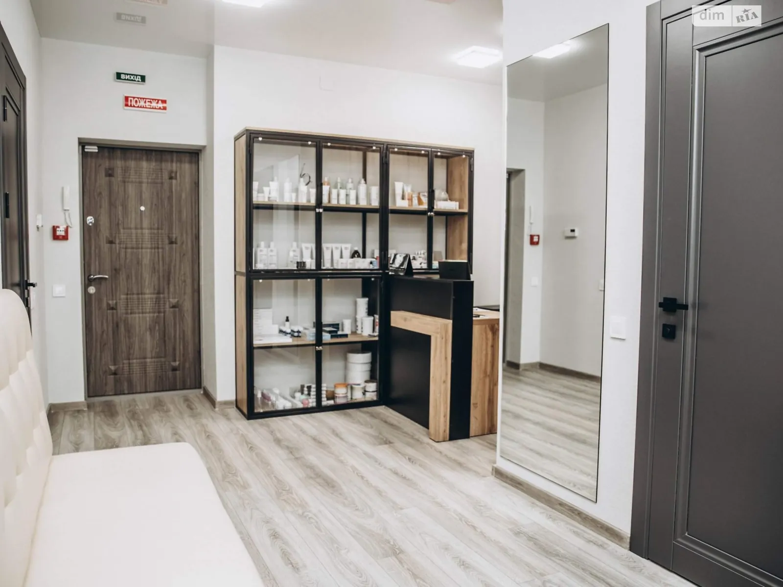 Продается офис 80 кв. м в бизнес-центре, цена: 126000 $ - фото 1