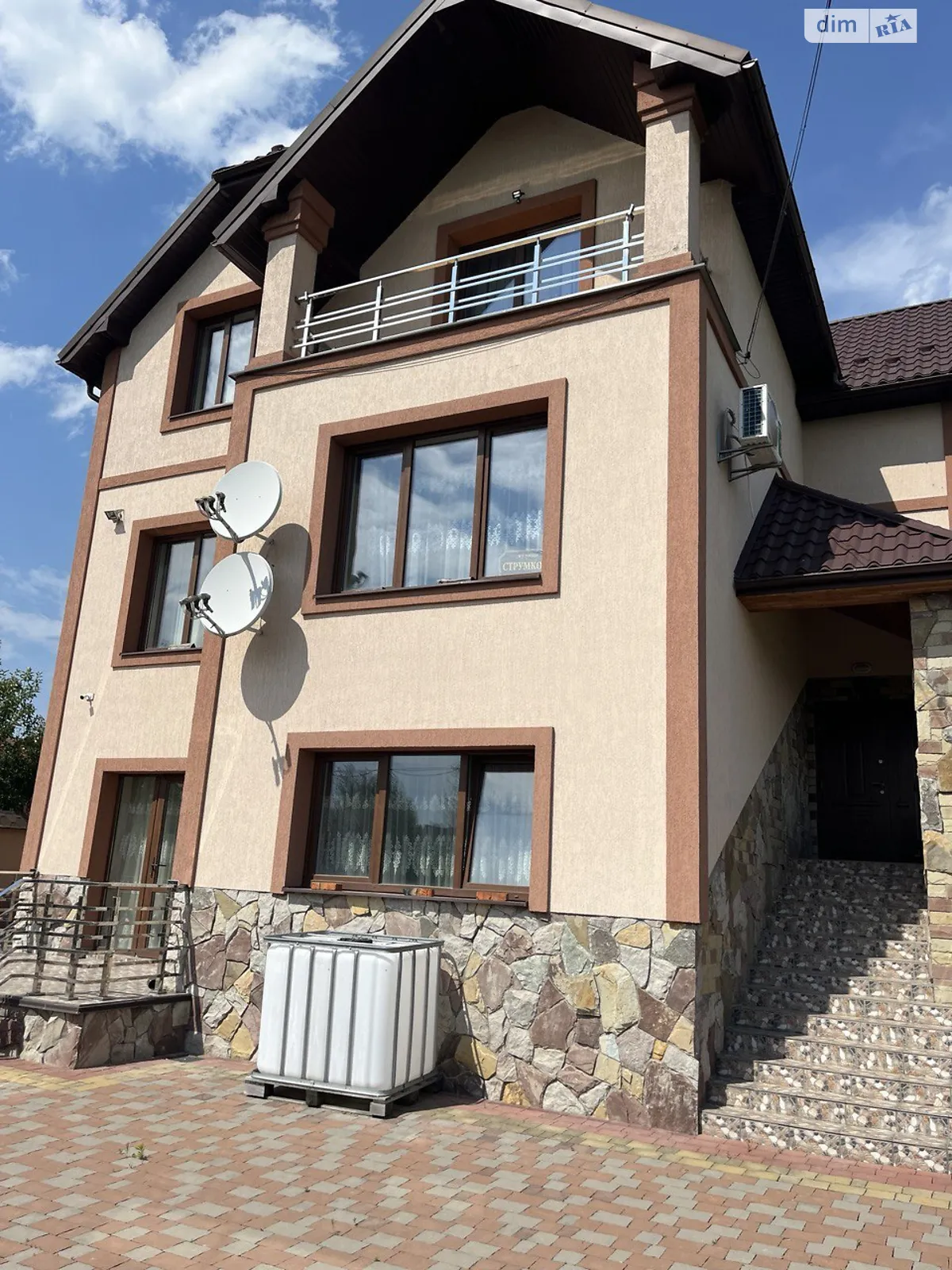 Сдается в аренду дом на 3 этажа 252 кв. м с участком, цена: 1200 $ - фото 1