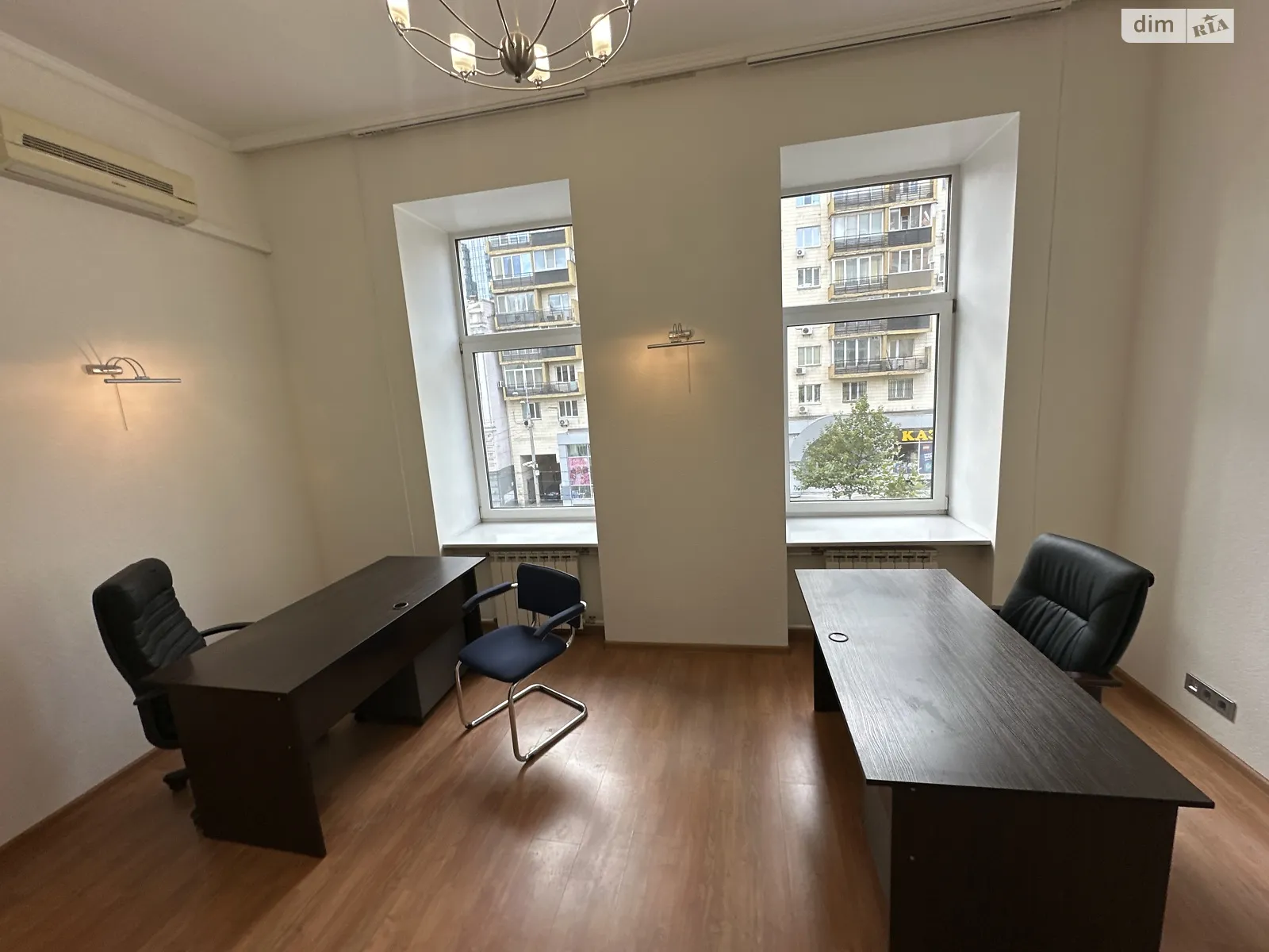 Сдается в аренду офис 110 кв. м в бизнес-центре, цена: 1300 $ - фото 1