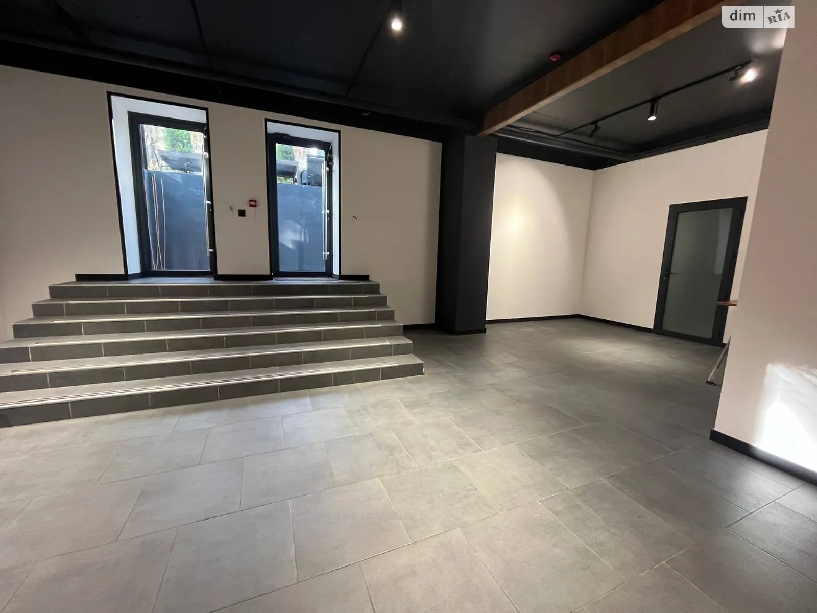 Сдается в аренду помещения свободного назначения 60 кв. м в 5-этажном здании, цена: 600 $ - фото 1