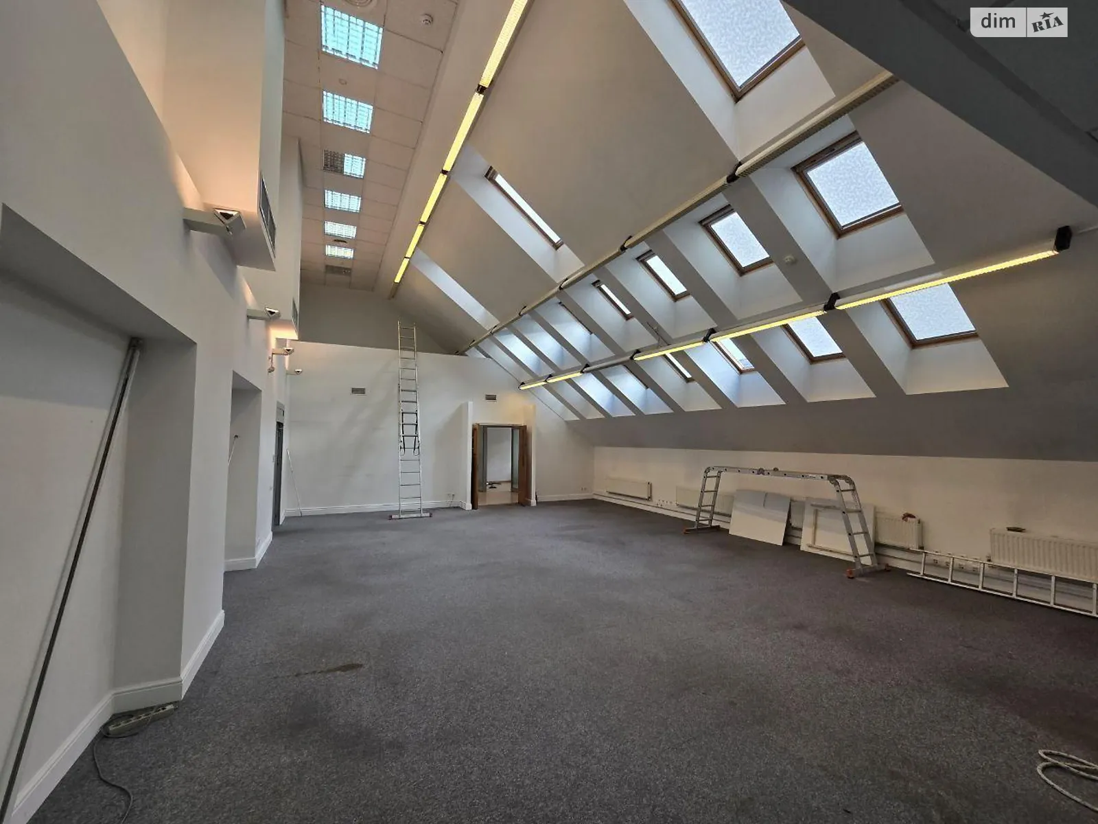 Сдается в аренду офис 300 кв. м в бизнес-центре, цена: 6300 $ - фото 1
