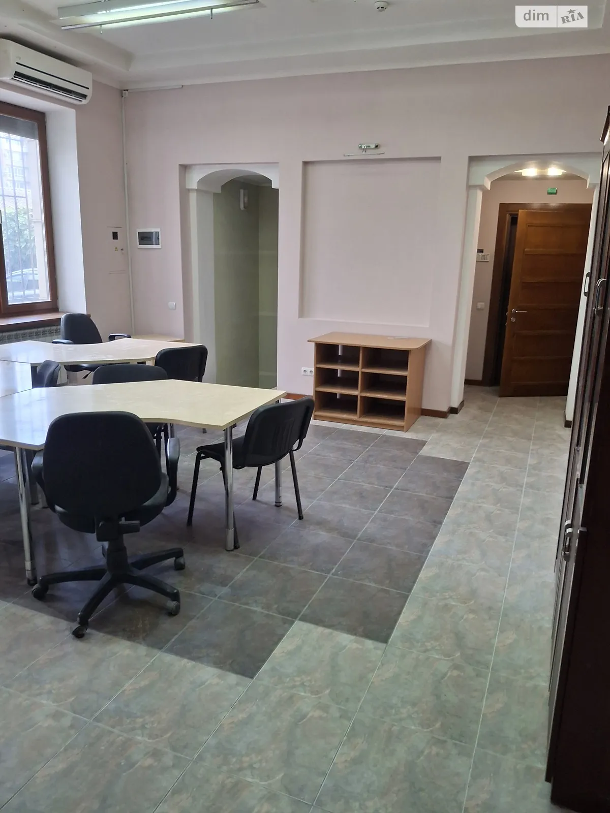 Сдается в аренду офис 84 кв. м в бизнес-центре, цена: 470 $ - фото 1