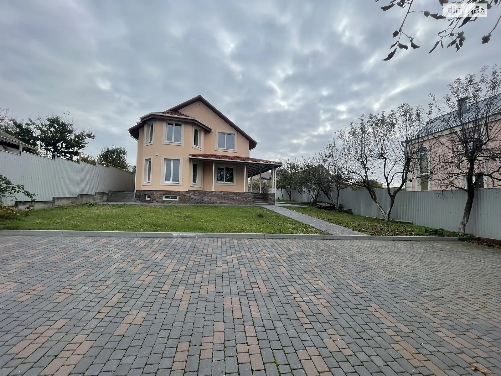 Продается дом на 2 этажа 283 кв. м с гаражом, цена: 155000 $ - фото 1