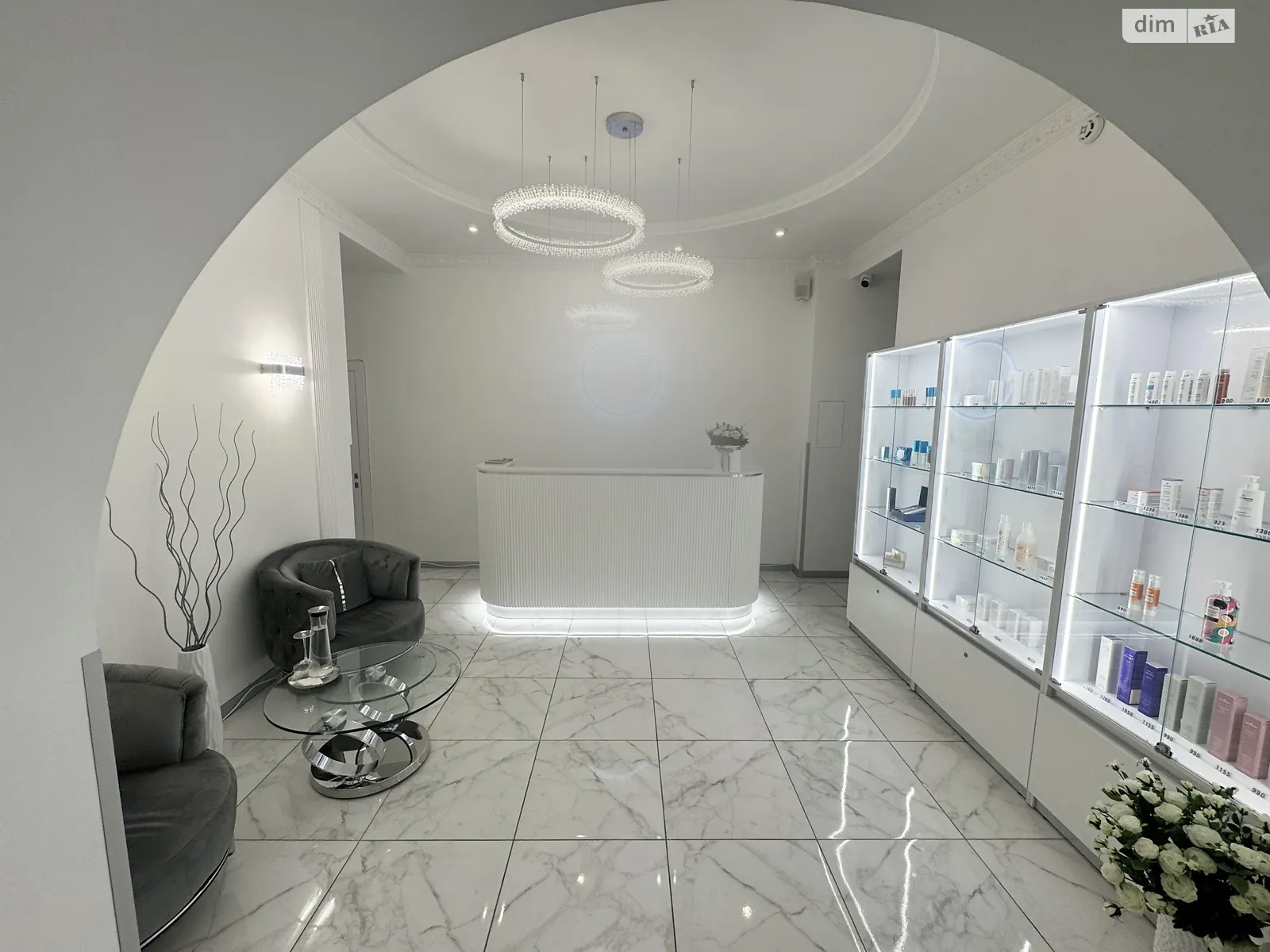 Здається в оренду приміщення вільного призначення 180 кв. м в 9-поверховій будівлі, цена: 4500 $ - фото 1