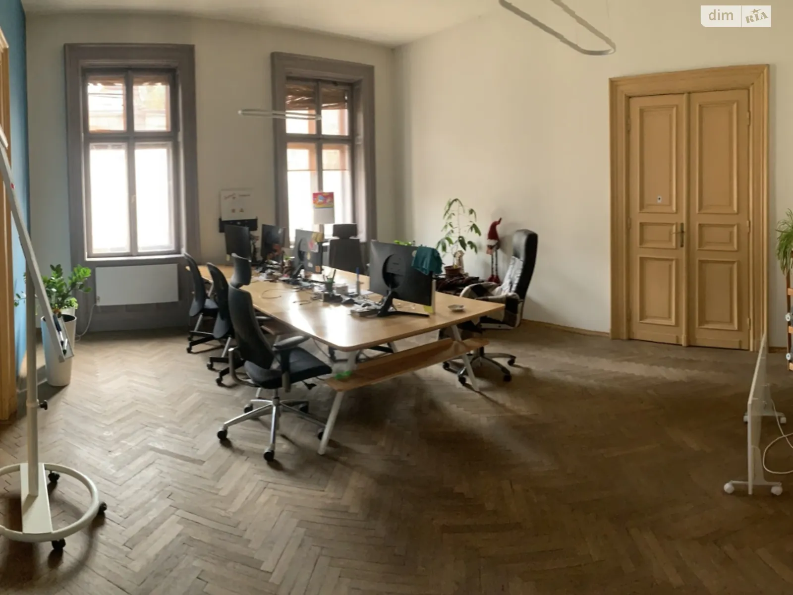 Сдается в аренду офис 98 кв. м в бизнес-центре, цена: 1000 € - фото 1