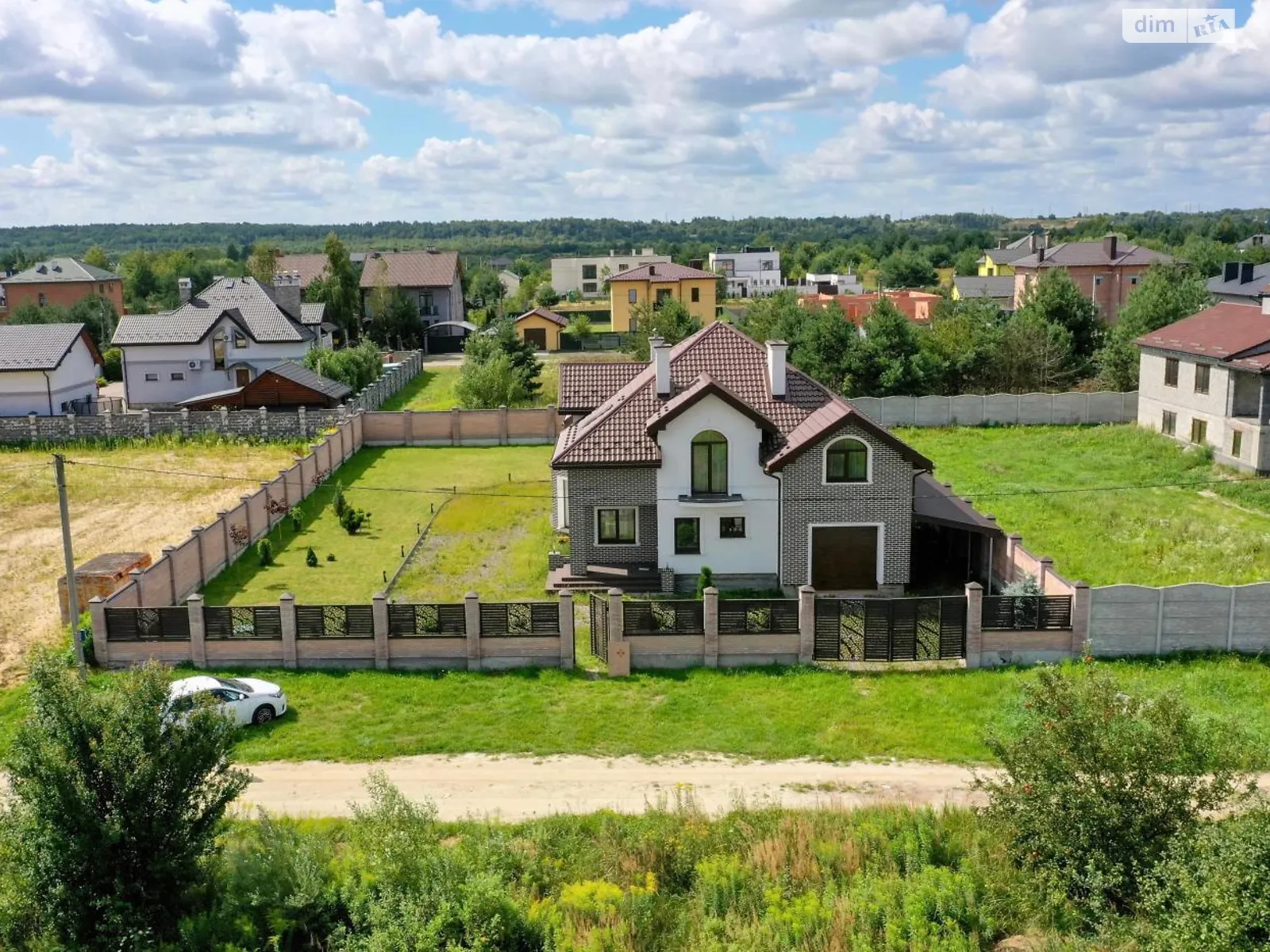 Продается дом на 2 этажа 236.5 кв. м с гаражом, цена: 380000 $ - фото 1