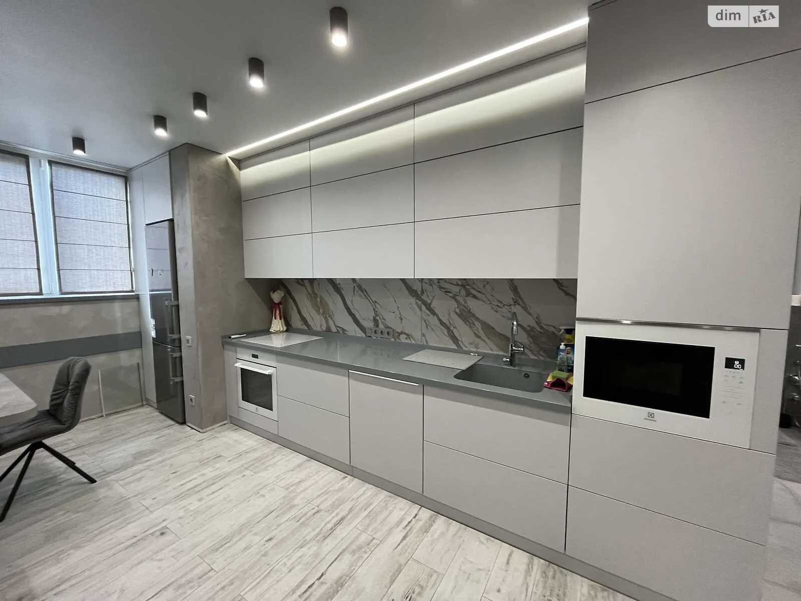 Продається 2-кімнатна квартира 61.5 кв. м у Чорноморську, вул. Захисників України(1 Травня) - фото 1