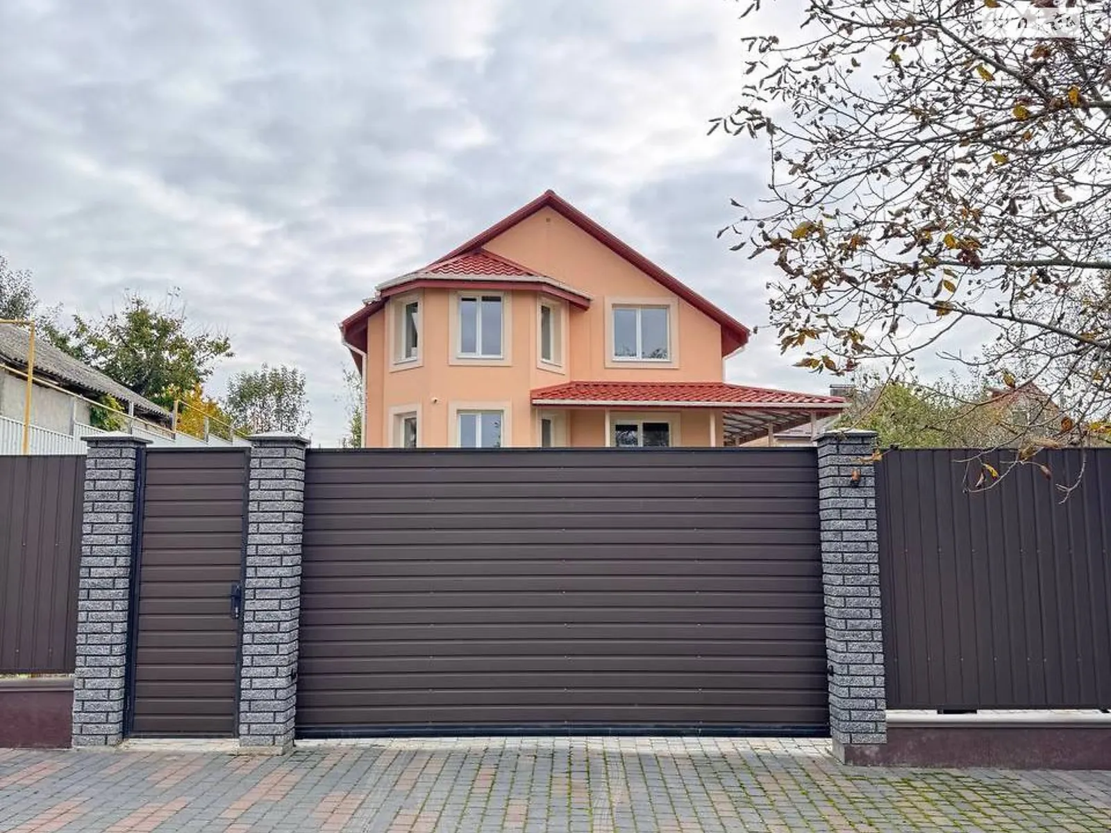 Продается дом на 2 этажа 283 кв. м с баней/сауной, цена: 155000 $ - фото 1