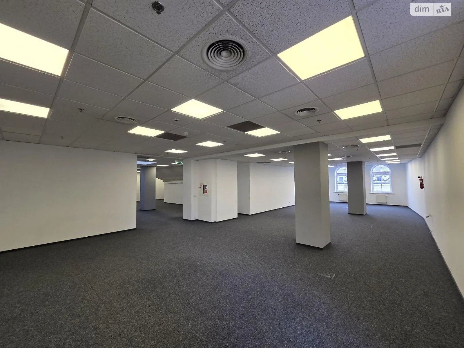 Сдается в аренду офис 1100 кв. м в бизнес-центре, цена: 18500 $ - фото 1