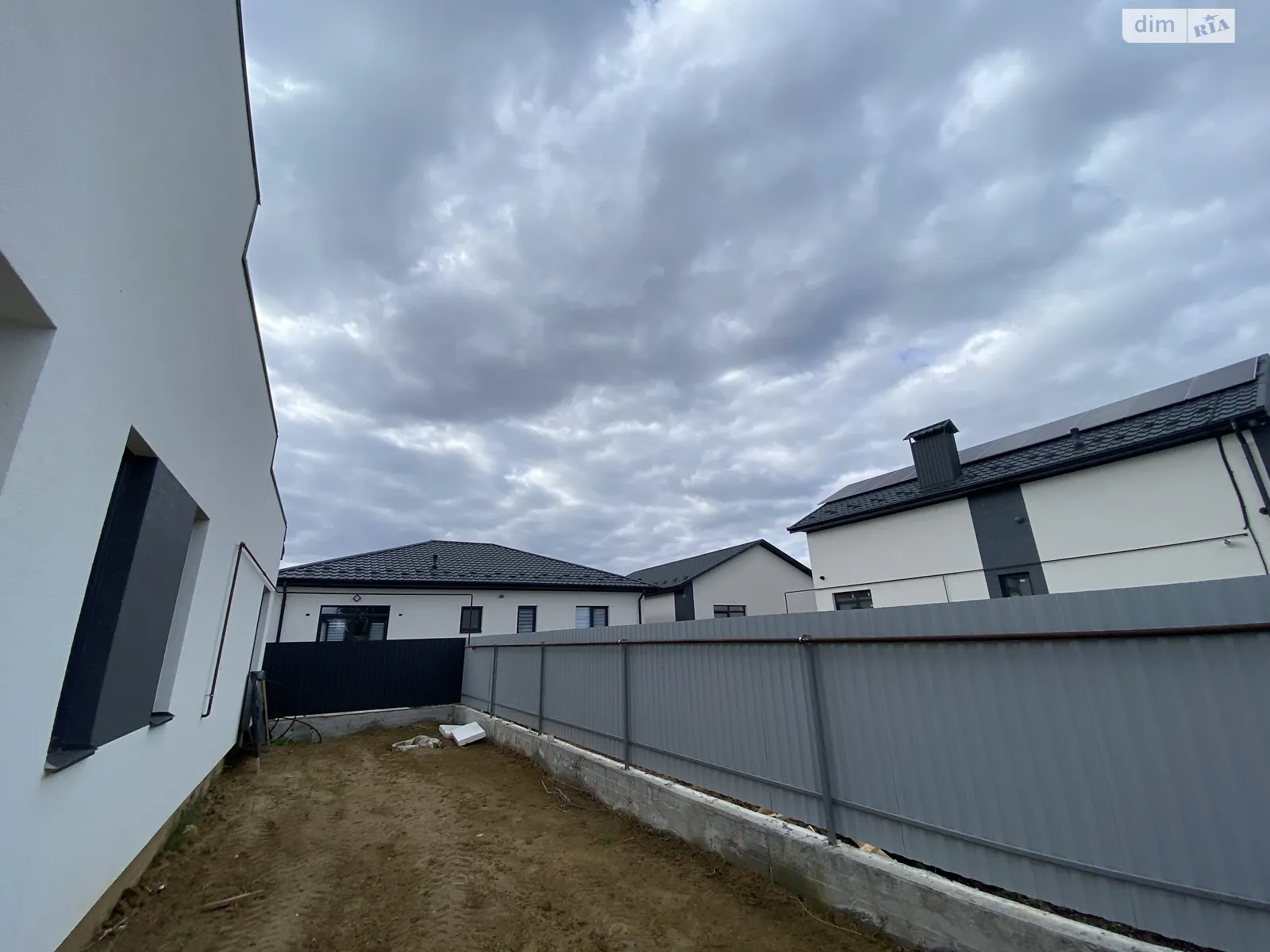 Продається одноповерховий будинок 105 кв. м з гаражем, цена: 80100 $ - фото 1