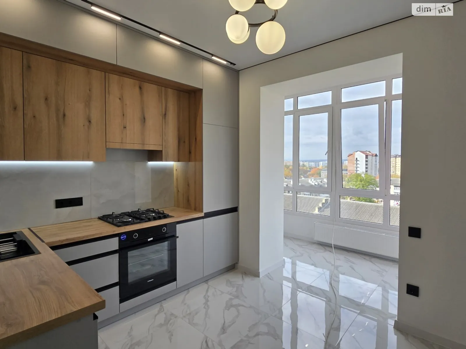 Продается 1-комнатная квартира 39 кв. м в Ивано-Франковске, ул. Национальной Гвардии - фото 1