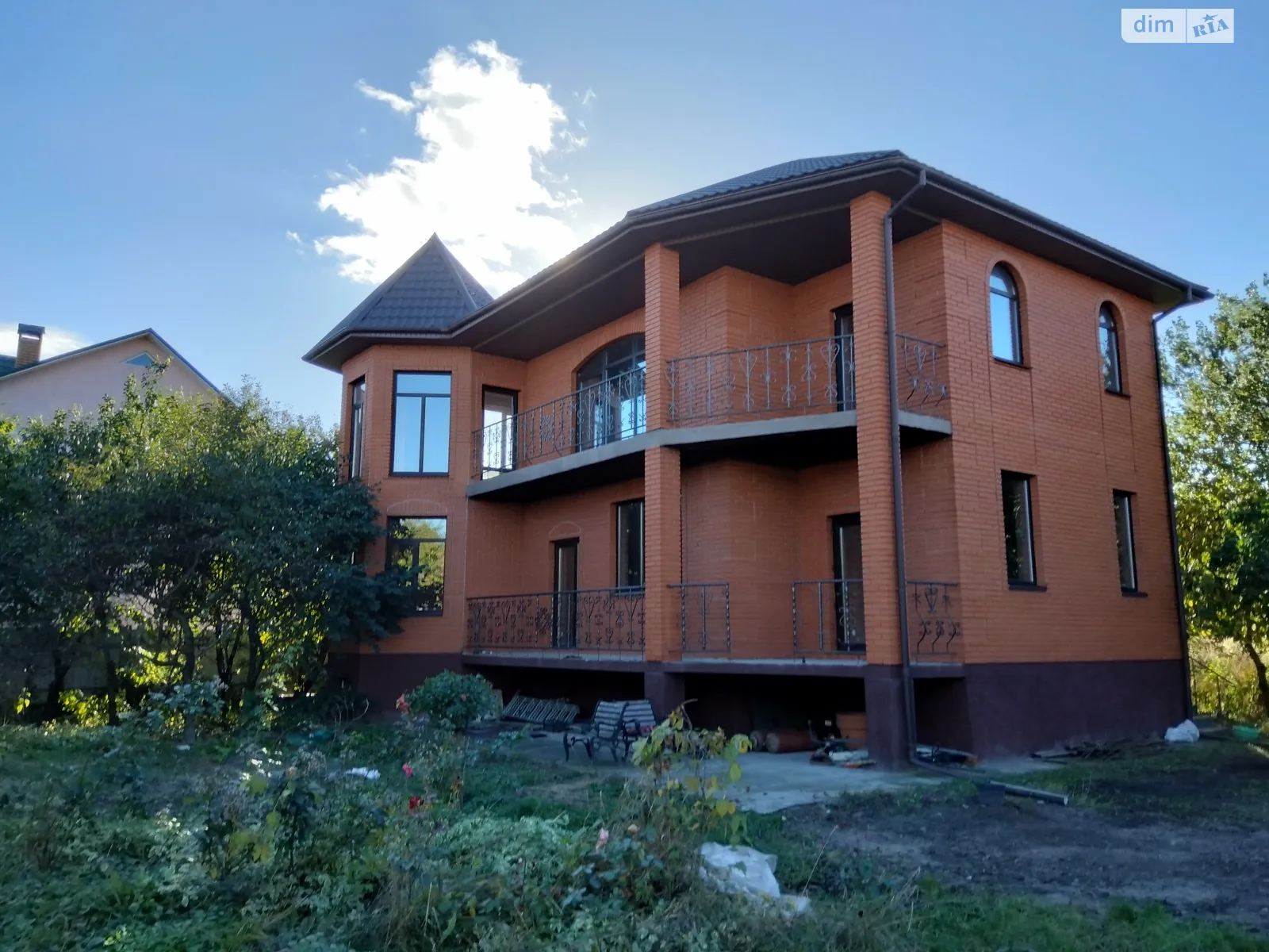 Продается дом на 3 этажа 260 кв. м с гаражом, цена: 278000 $ - фото 1