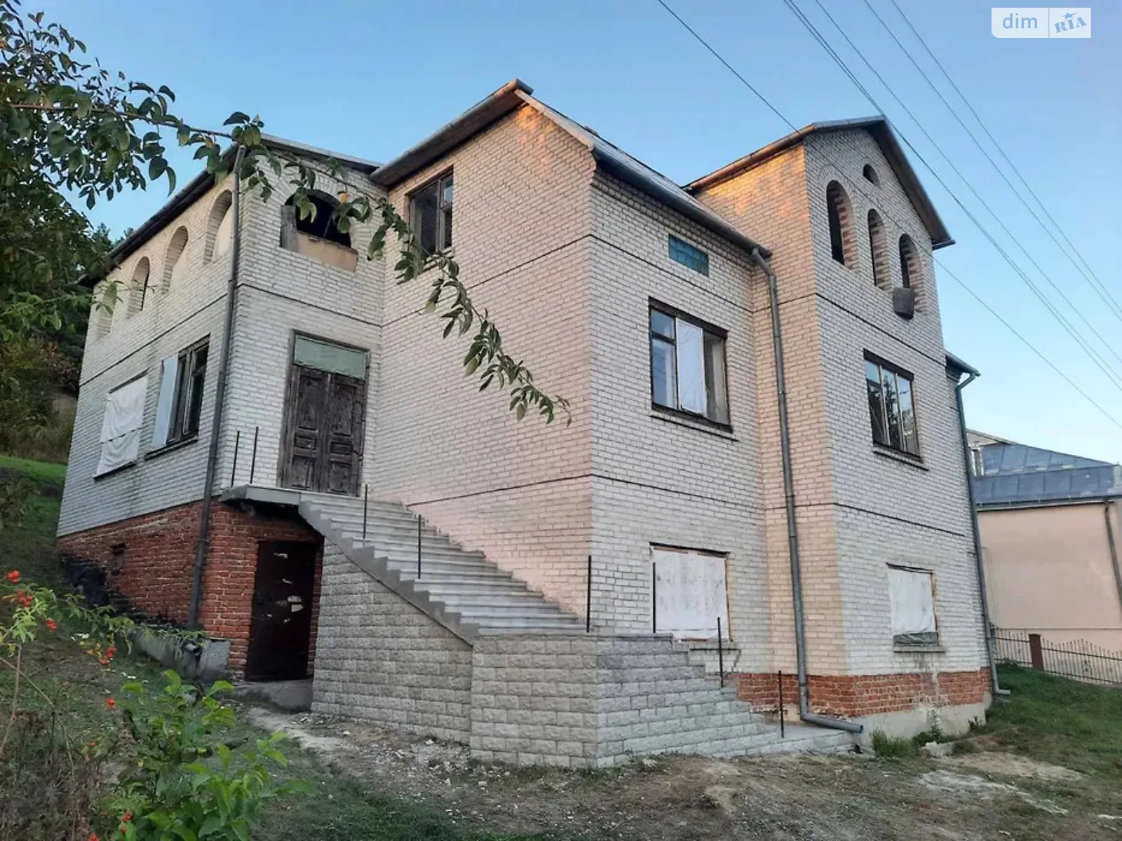 Продается дом на 3 этажа 150 кв. м с садом, цена: 46000 $ - фото 1