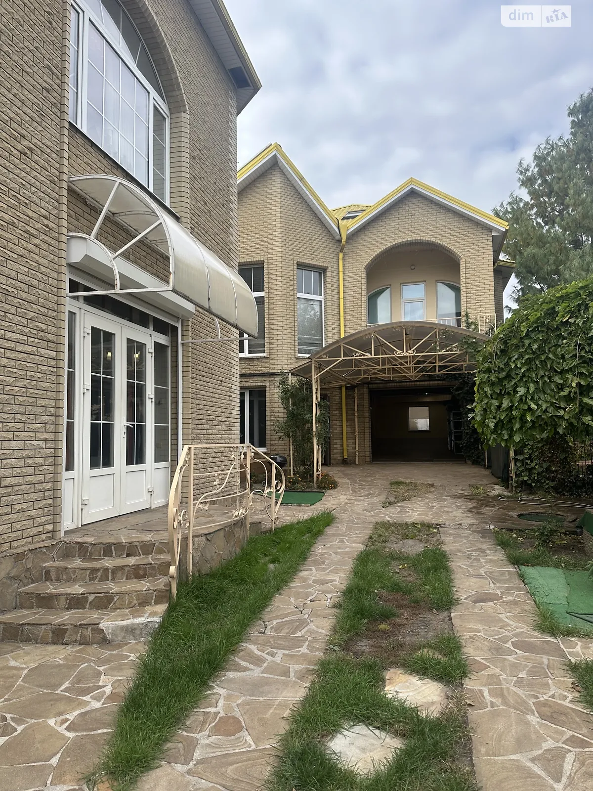 Сдается в аренду дом на 3 этажа 220 кв. м с верандой, цена: 2600 $ - фото 1