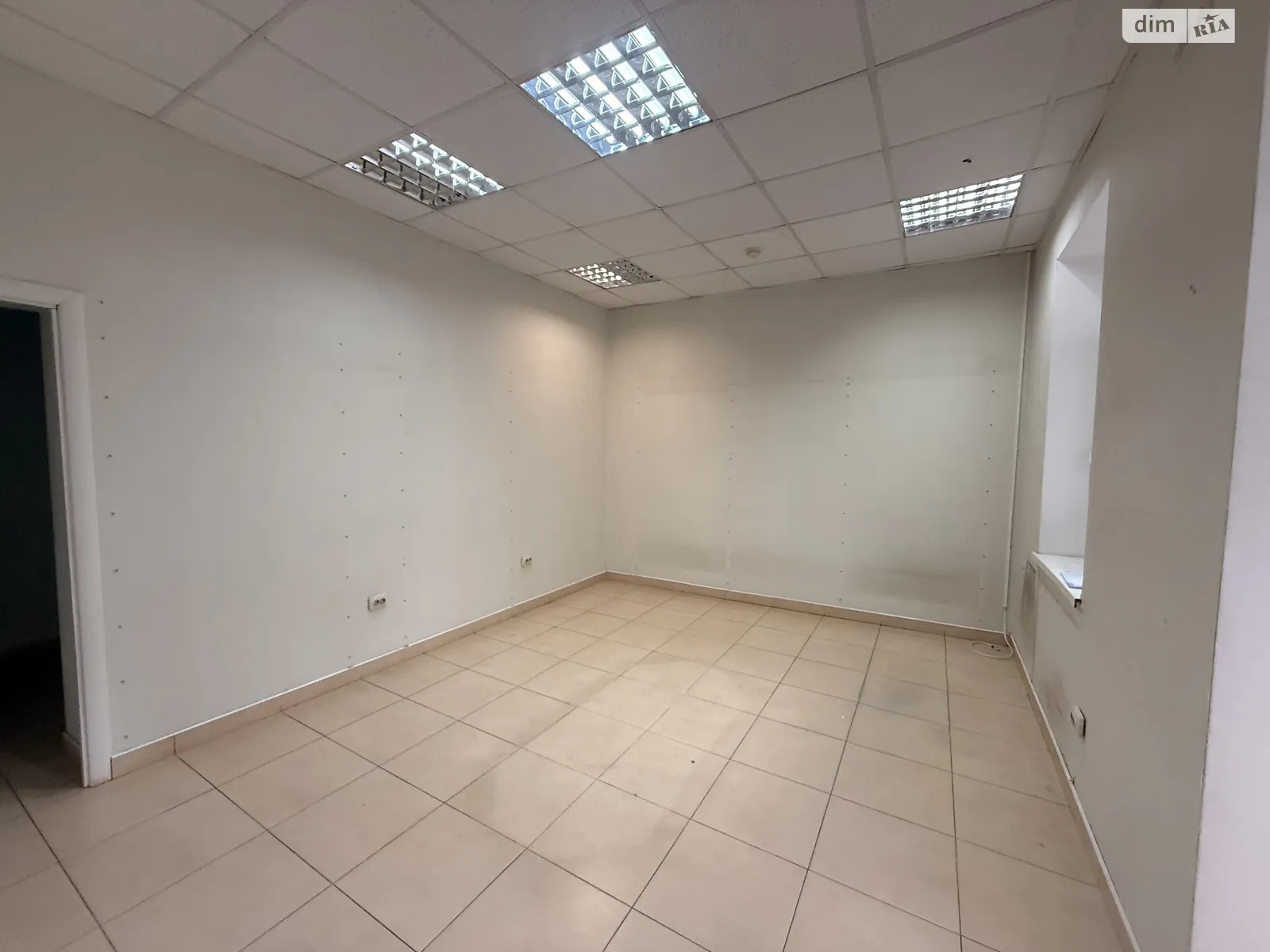 Сдается в аренду офис 37 кв. м в бизнес-центре, цена: 10000 грн - фото 1