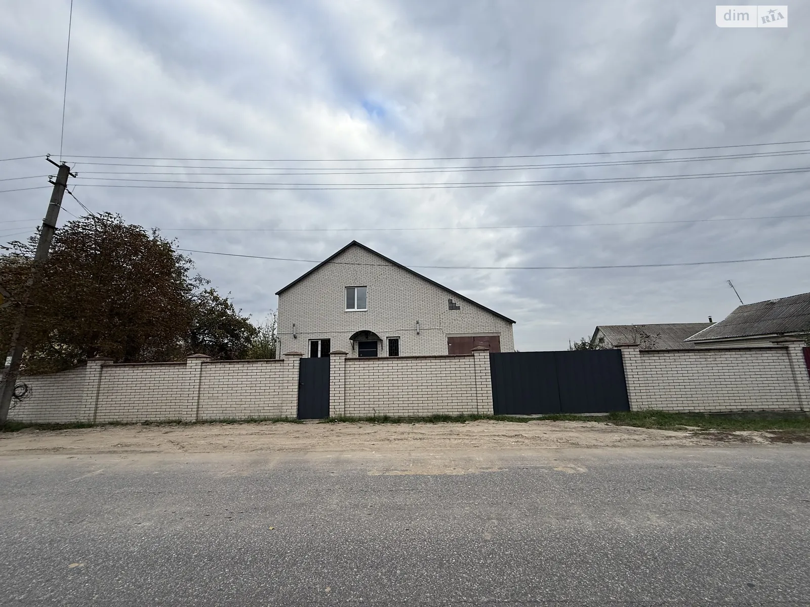 Продается дом на 2 этажа 140 кв. м с гаражом, цена: 69000 $ - фото 1