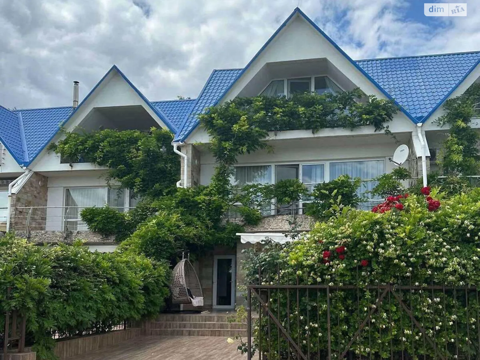 Сдается в аренду дом на 3 этажа 230 кв. м с террасой, цена: 1000 $ - фото 1