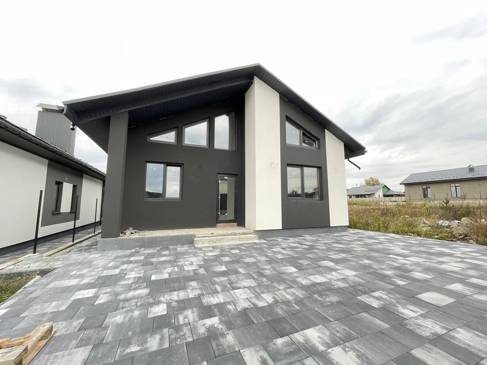 Продается дом на 2 этажа 160 кв. м с бассейном, цена: 160000 $ - фото 1