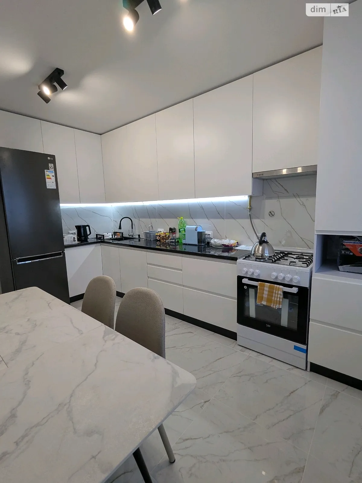 Сдается в аренду 3-комнатная квартира 98 кв. м в, цена: 500 $ - фото 1