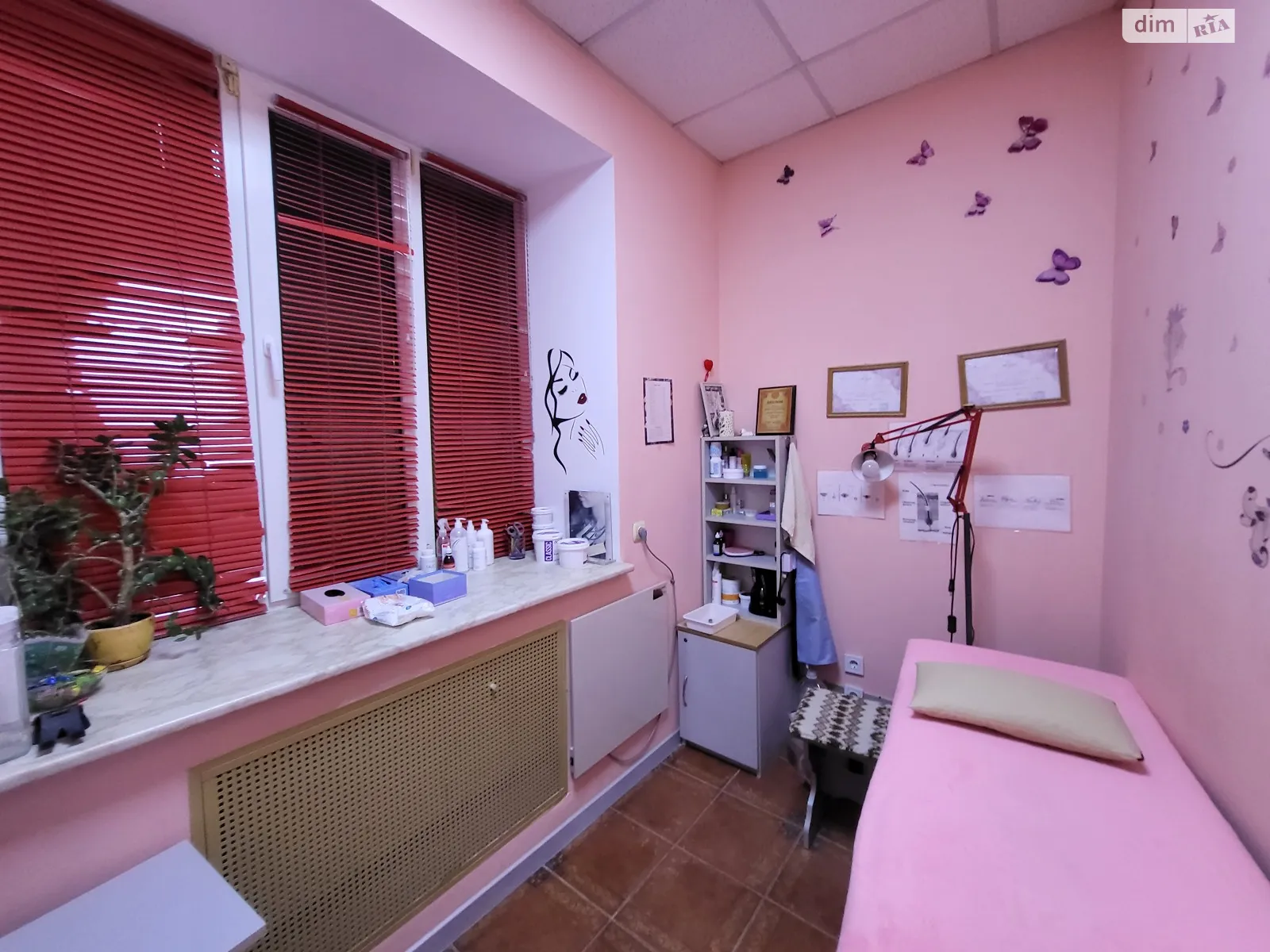 Продается офис 61.7 кв. м в бизнес-центре, цена: 125000 $ - фото 1