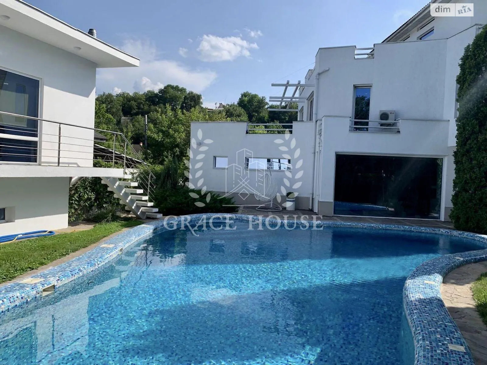 Сдается в аренду дом на 3 этажа 270 кв. м с бассейном, цена: 3500 $ - фото 1