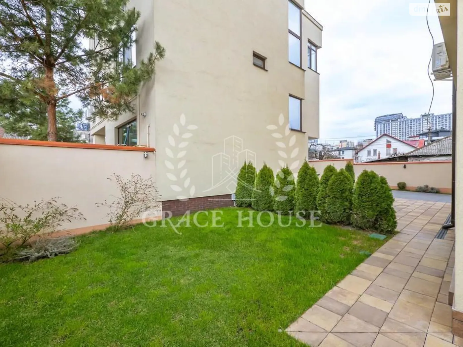 Сдается в аренду дом на 3 этажа 290 кв. м с подвалом, цена: 4500 $ - фото 1