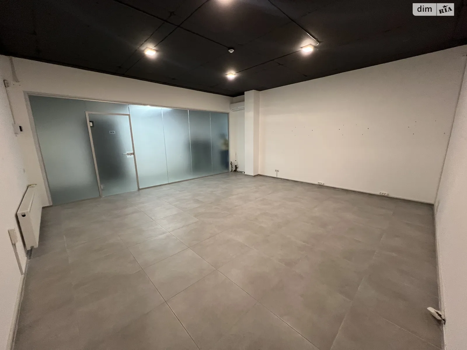 Продається офіс 35 кв. м в бізнес-центрі, цена: 37000 $ - фото 1