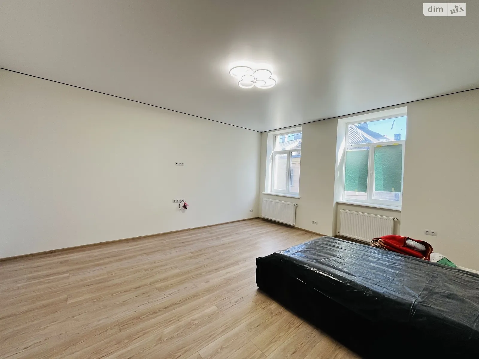Продается 1-комнатная квартира 46 кв. м в Черновцах, ул. Шолом-Алейхема - фото 1