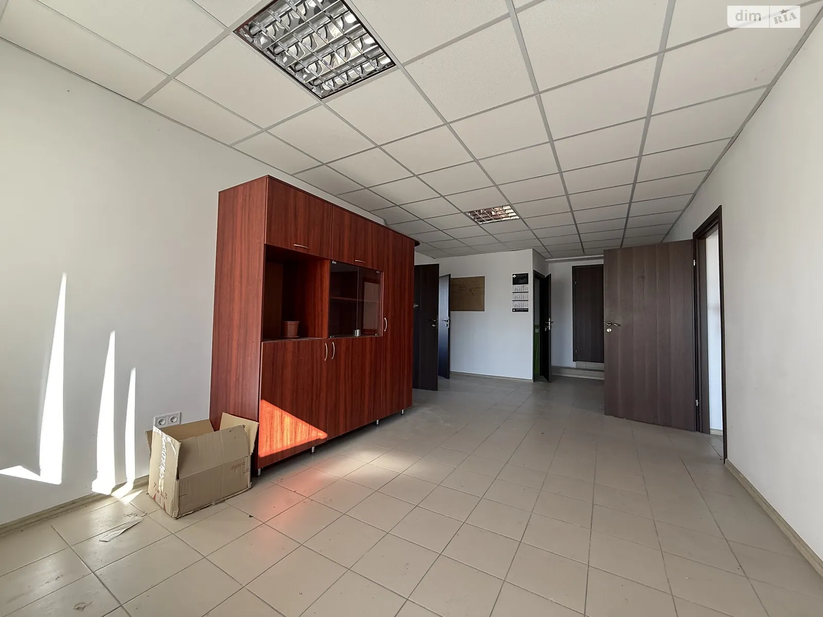 Сдается в аренду офис 106 кв. м в бизнес-центре, цена: 500 $ - фото 1