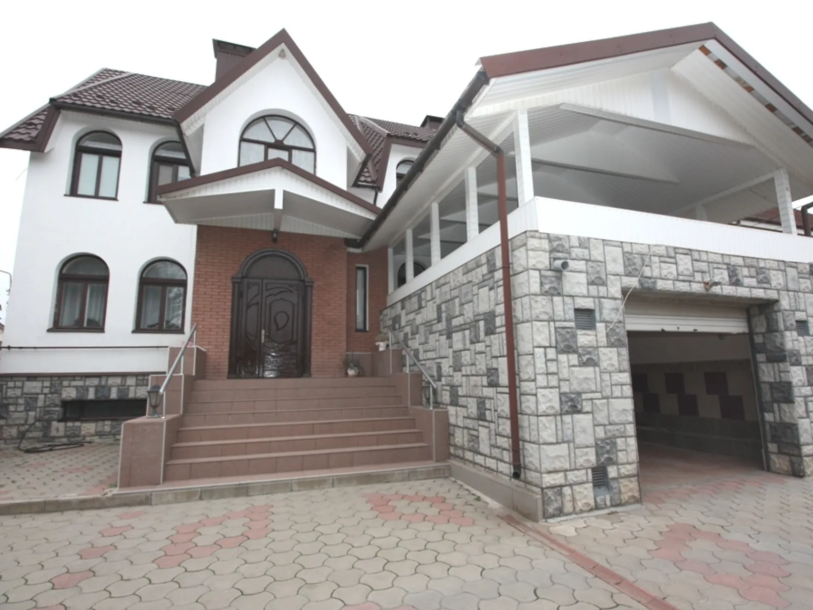 Продается дом на 2 этажа 234 кв. м с камином, цена: 129999 $ - фото 1