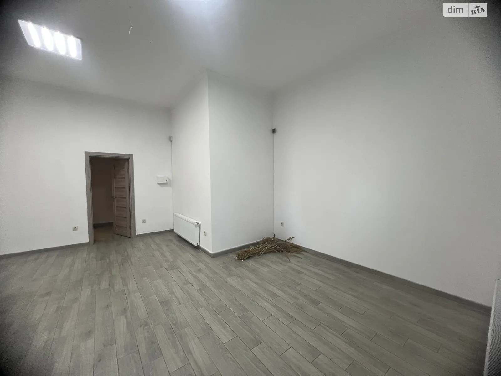 Сдается в аренду офис 45 кв. м в бизнес-центре, цена: 250 $ - фото 1