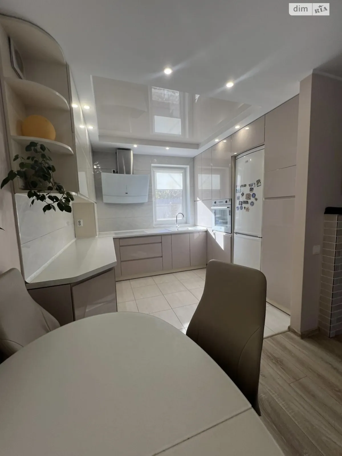 Сдается в аренду дом на 2 этажа 120 кв. м с камином, цена: 1000 $ - фото 1