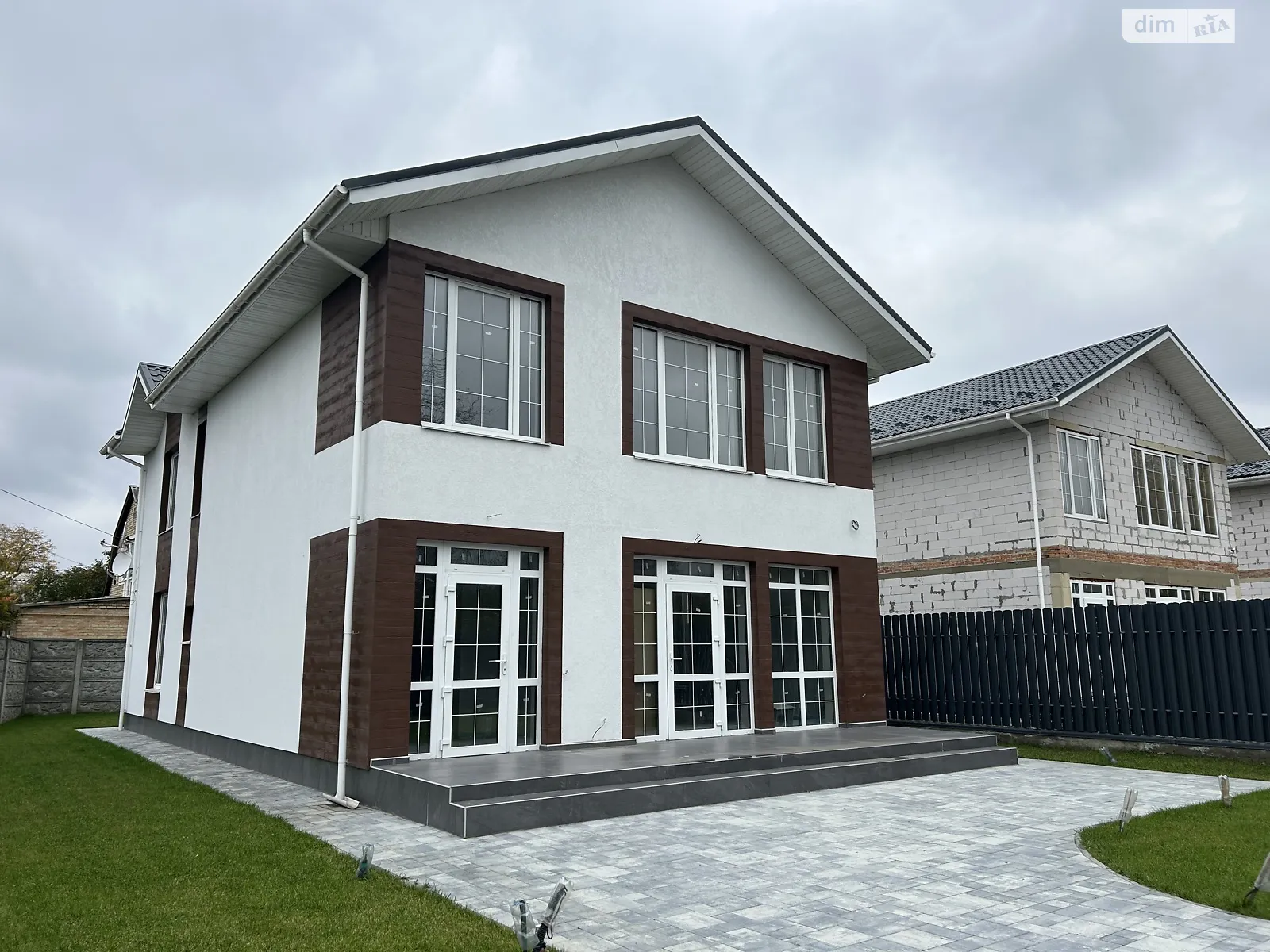 Продается дом на 2 этажа 194 кв. м с садом, цена: 230000 $ - фото 1
