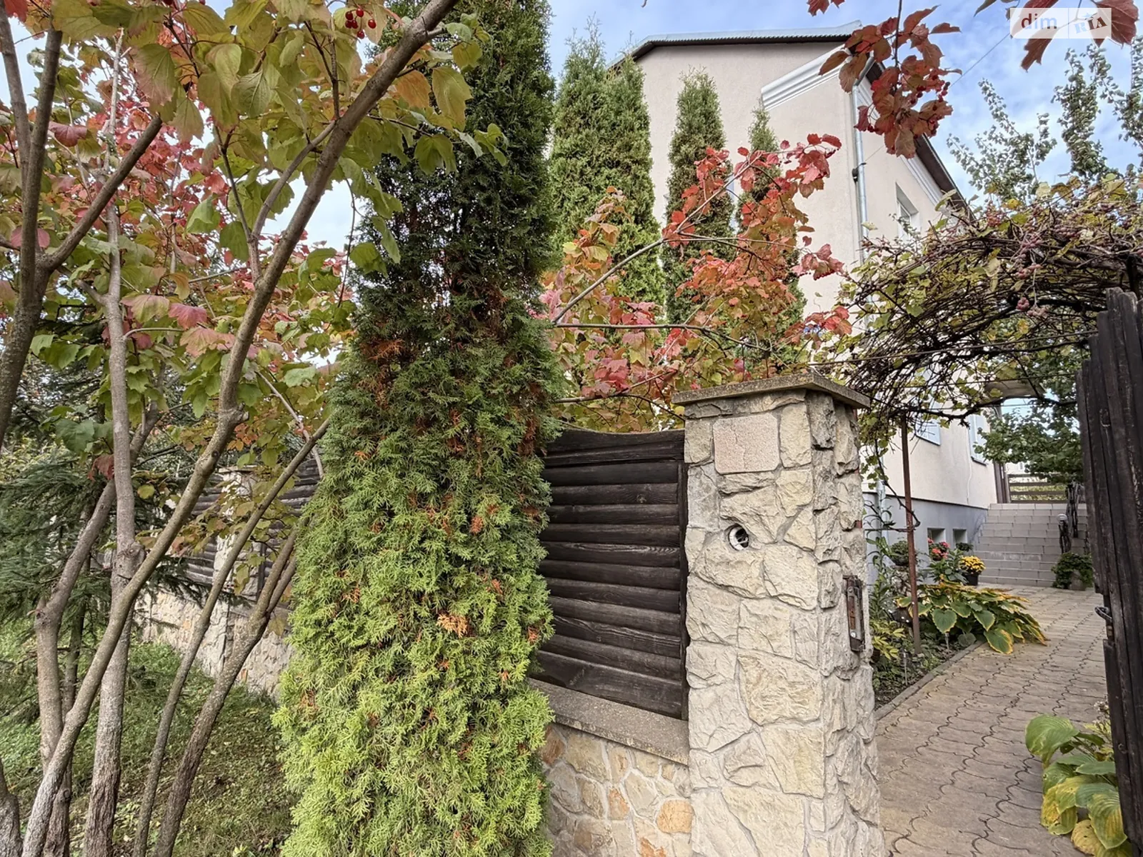Продается дом на 2 этажа 252.8 кв. м с верандой, цена: 129000 $ - фото 1