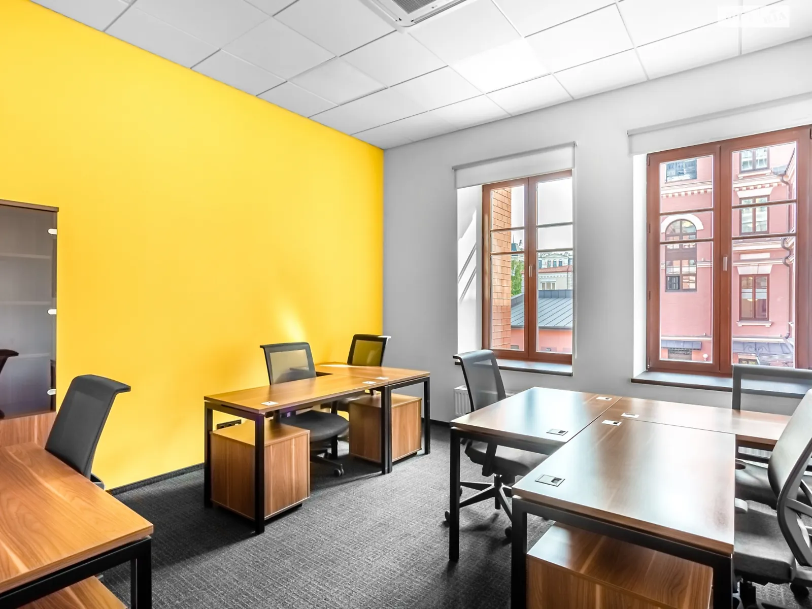 Сдается в аренду офис 30 кв. м в бизнес-центре, цена: 1325 $ - фото 1