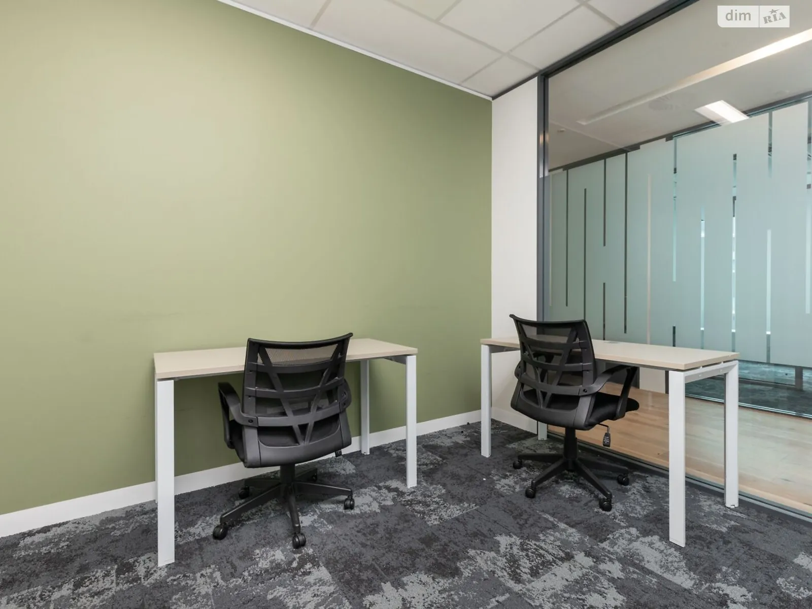 Сдается в аренду офис 15 кв. м в бизнес-центре, цена: 370 $ - фото 1