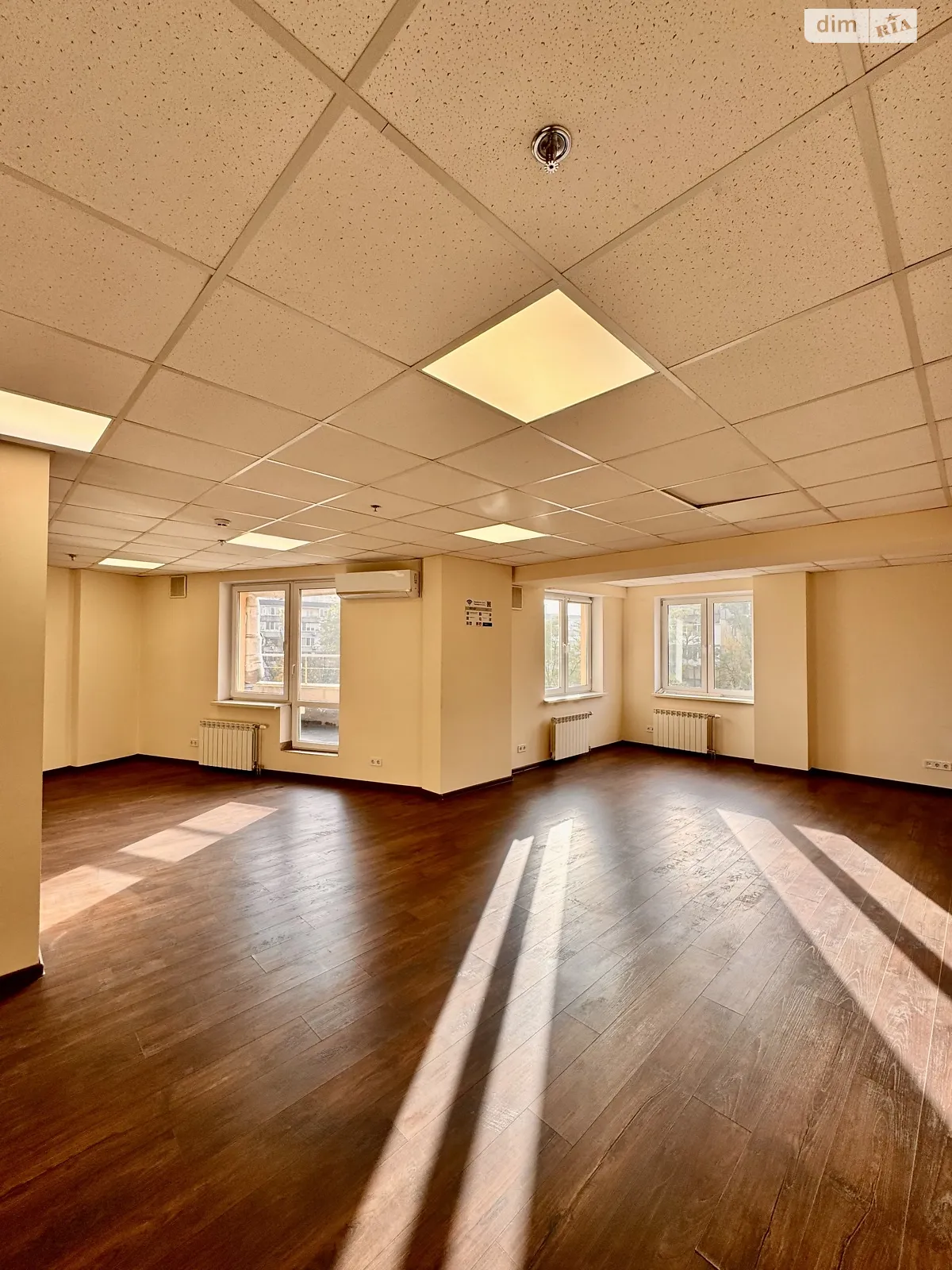 Продается офис 378 кв. м в бизнес-центре, цена: 415000 $ - фото 1