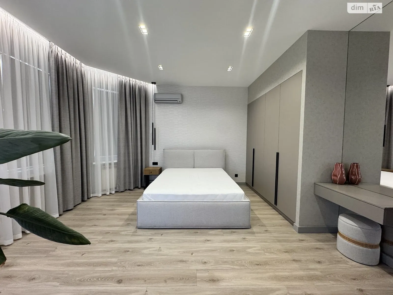 Продается дом на 3 этажа 250 кв. м с участком, цена: 580000 $ - фото 1