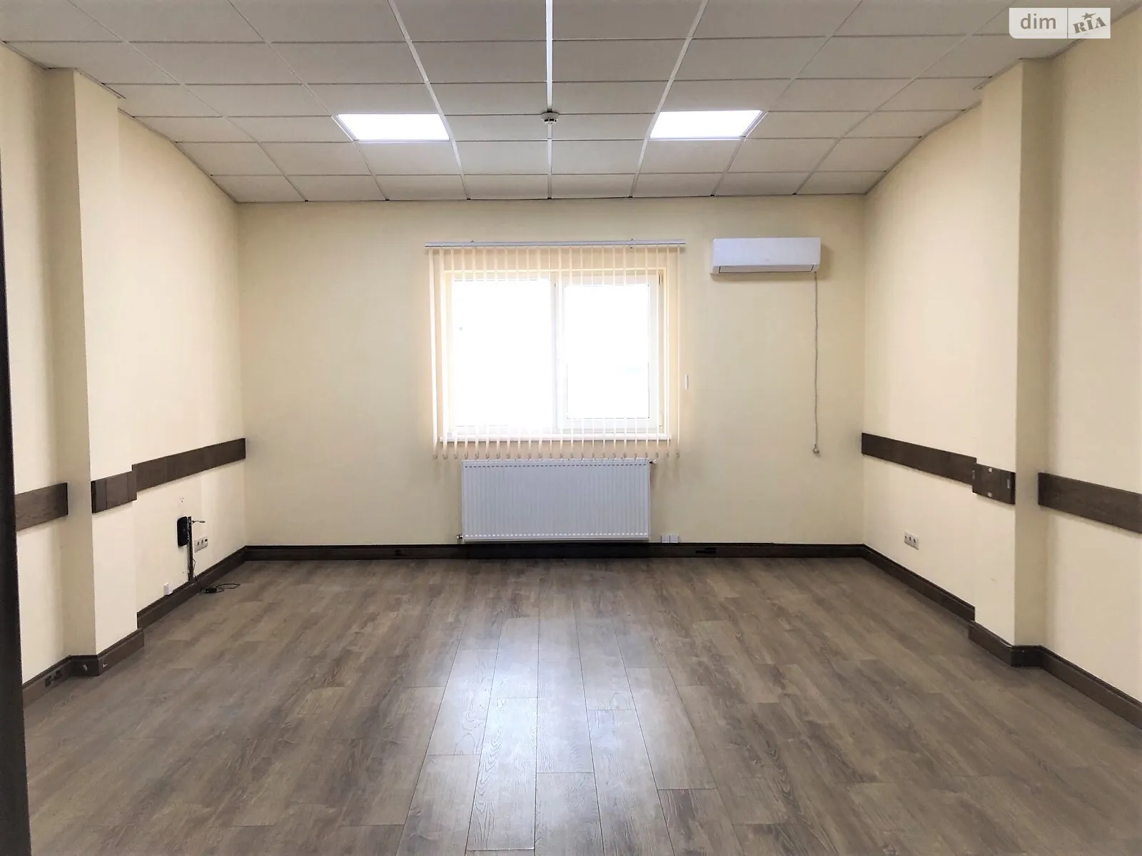Сдается в аренду офис 30 кв. м в бизнес-центре, цена: 300 $ - фото 1