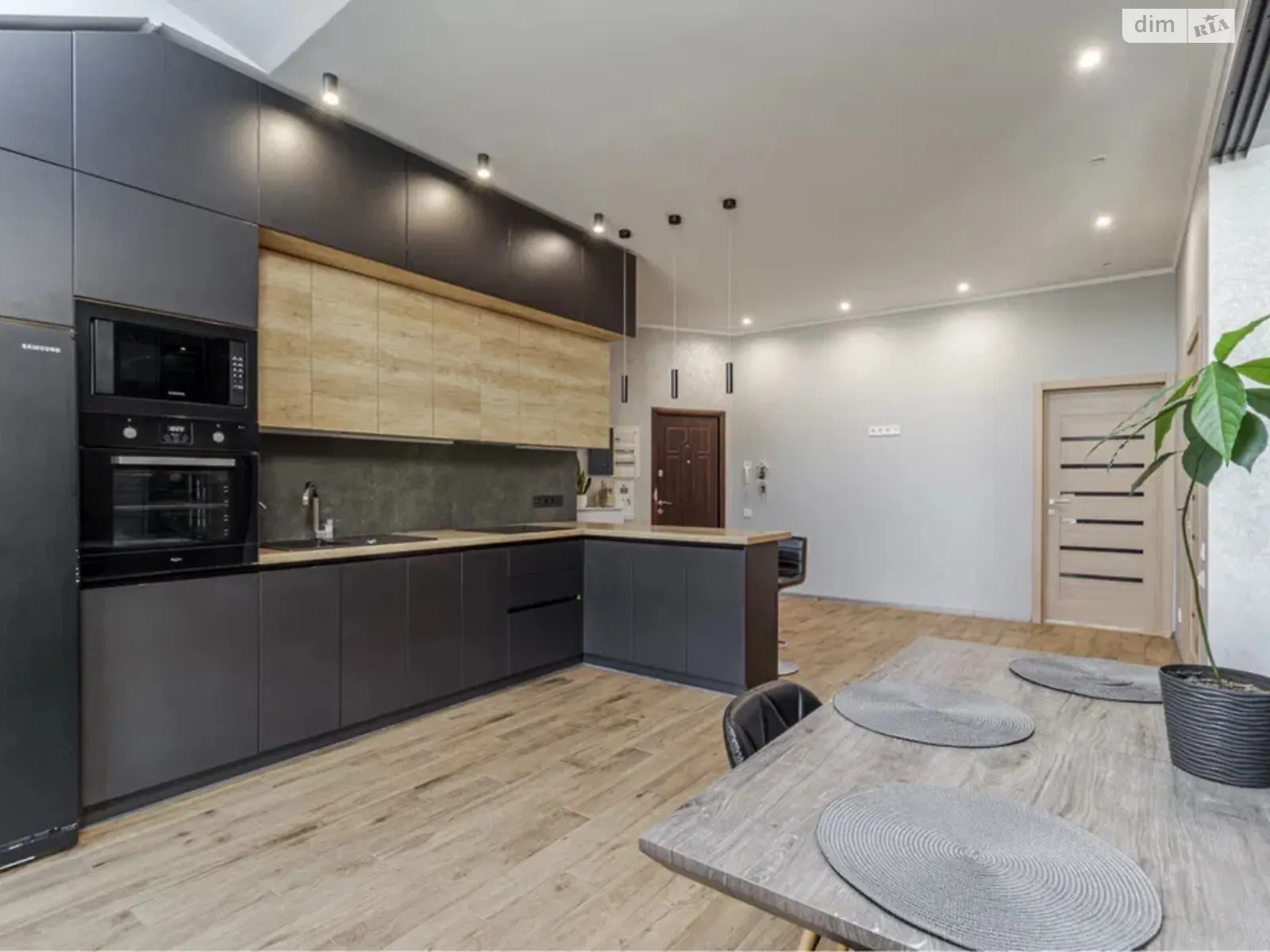 Продается 3-комнатная квартира 98 кв. м в Хотове, ул. Партизанская, 1А - фото 1