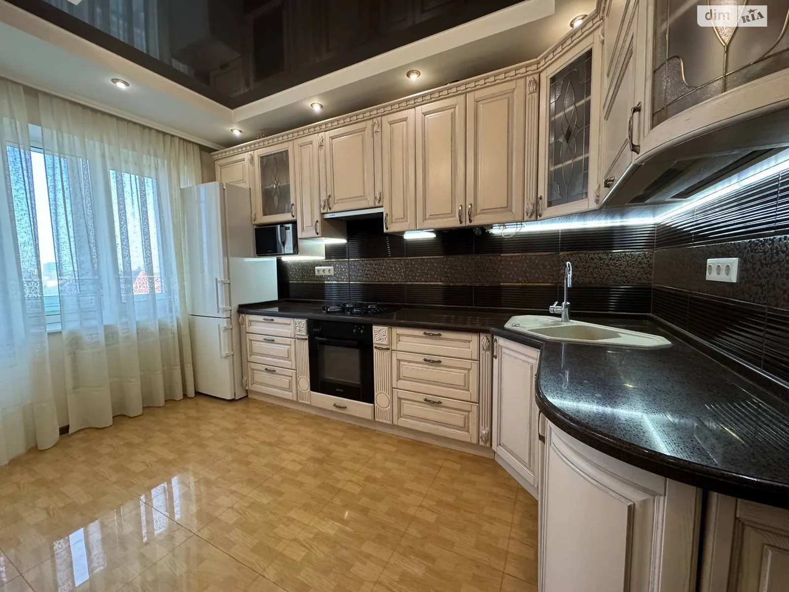 Продается 2-комнатная квартира 74.8 кв. м в Ровно, ул. Дворецкая, 48 - фото 1