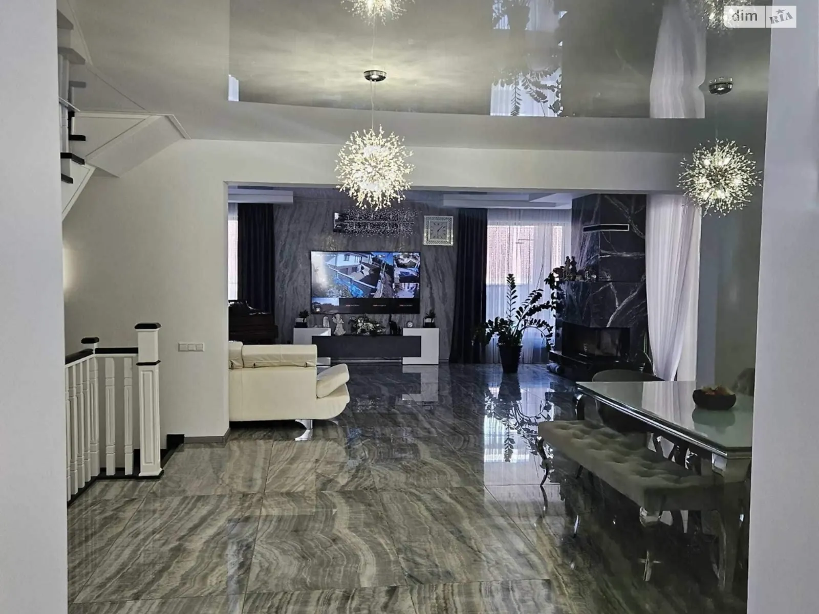 Продается дом на 2 этажа 340 кв. м с беседкой, цена: 520000 € - фото 1