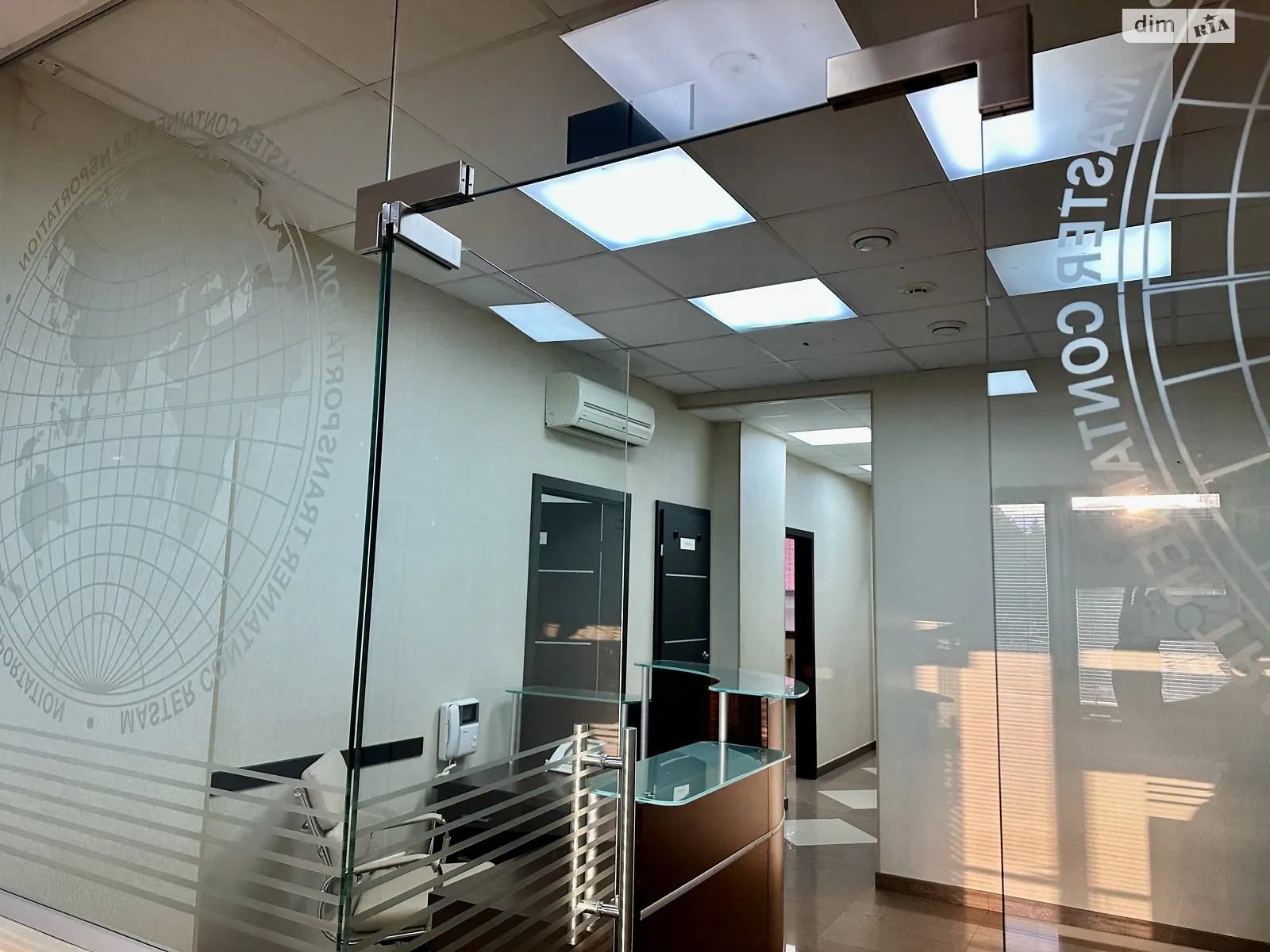 Сдается в аренду офис 145 кв. м в бизнес-центре, цена: 1500 $ - фото 1