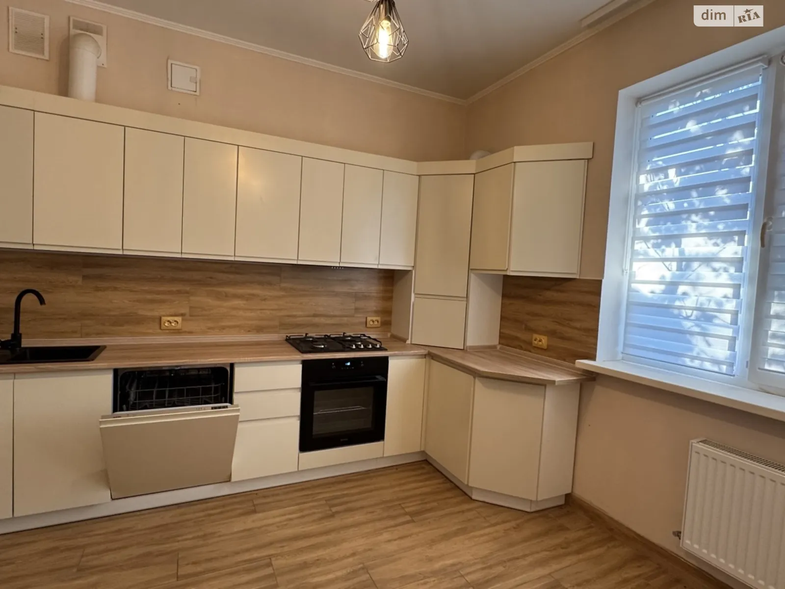 Продается дом на 3 этажа 168 кв. м с участком, цена: 147000 $ - фото 1