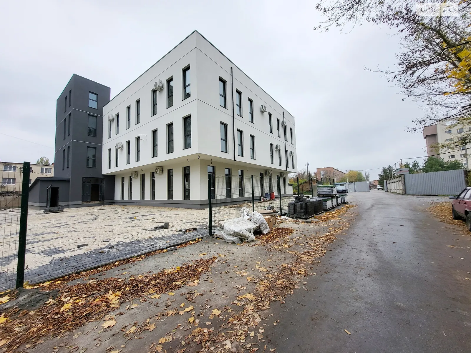 Продается помещения свободного назначения 1711 кв. м в 3-этажном здании, цена: 1711000 $ - фото 1