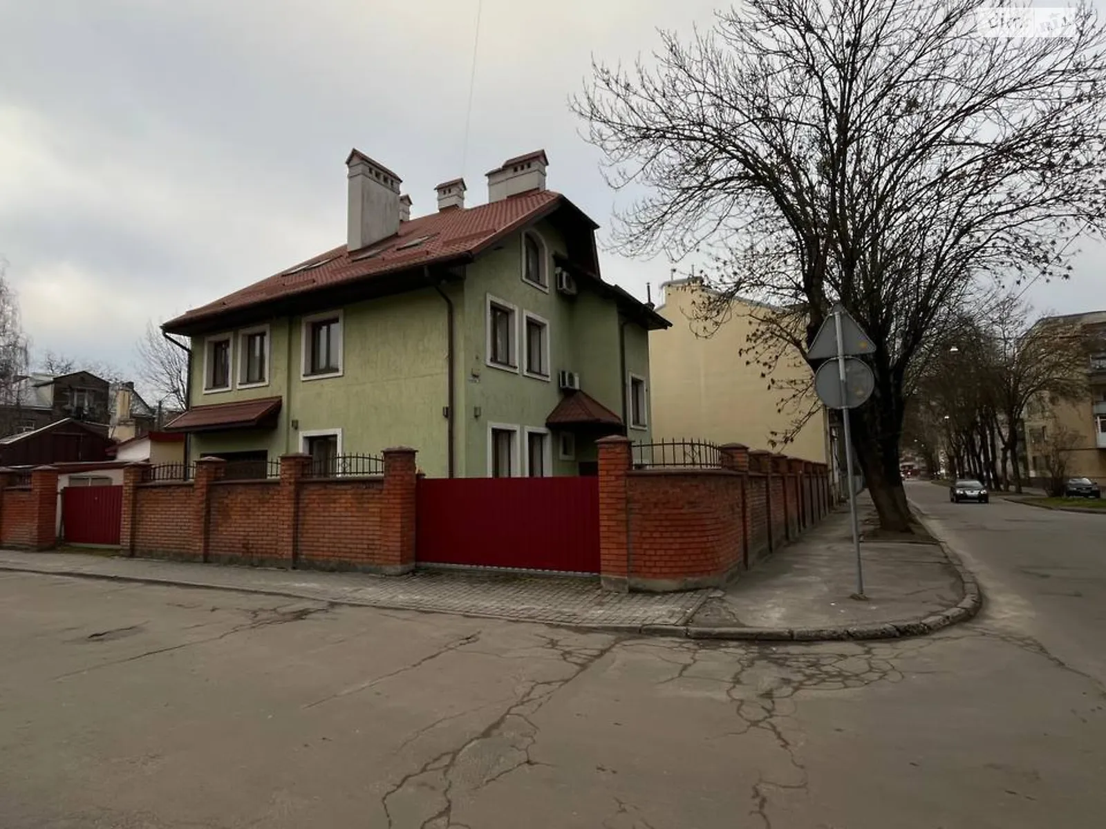Сдается в аренду офис 200 кв. м в бизнес-центре, цена: 1500 $ - фото 1