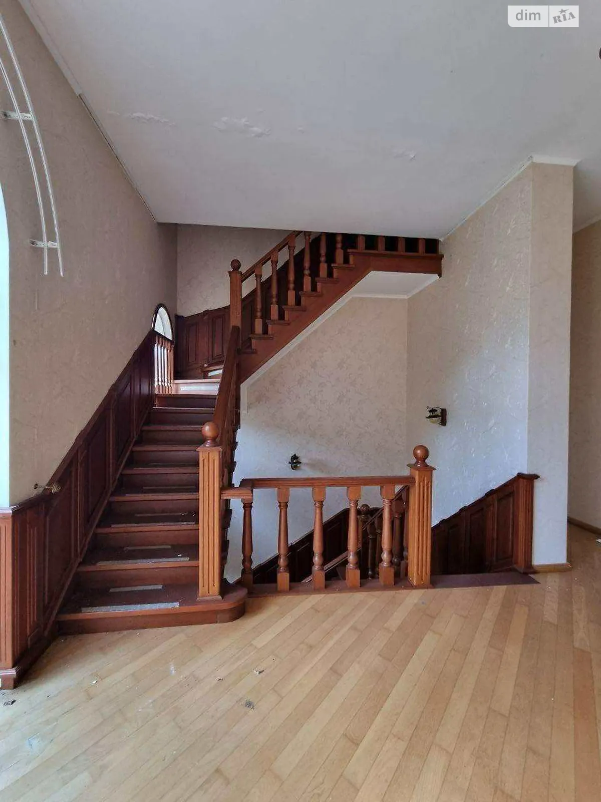 Продается дом на 2 этажа 980 кв. м с садом, цена: 1200000 € - фото 1